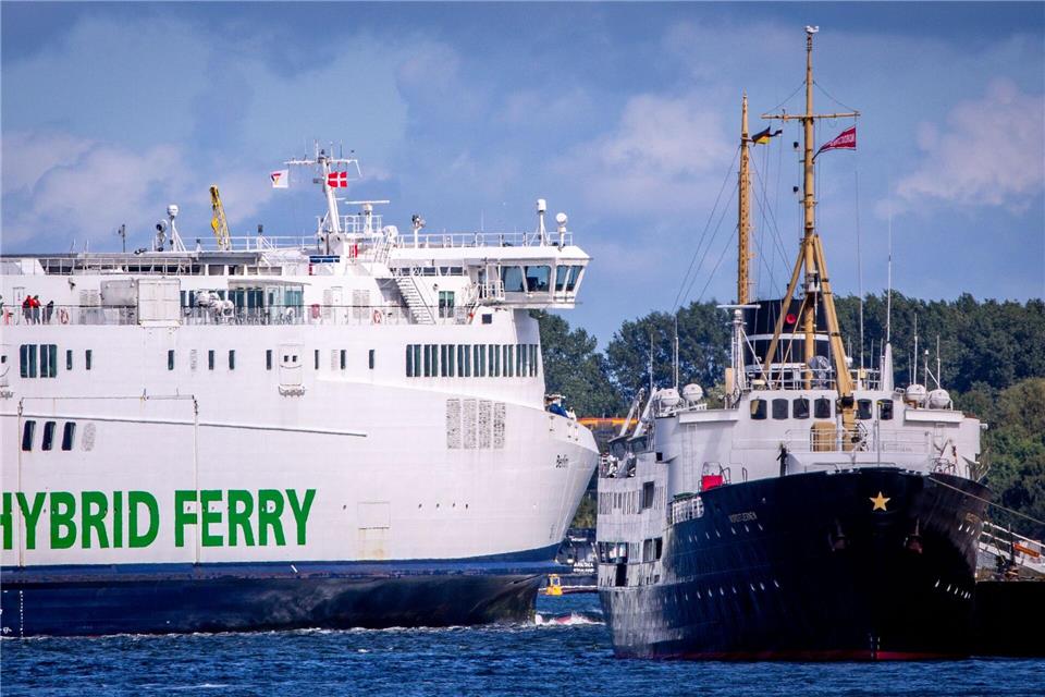 Zwei Schiffsunfälle und ein Dreifachanlauf von Kreuzlinern Nach der Havarie war die Nordstjernen an einen Liegeplatz im Rostocker Hafen geschleppt worden, weil alle Liegeplätze in Warnemünde für einen Dreifachanlauf von Kreuzlinern am Mittwoch gebraucht wurden.Jens Büttner/dpa