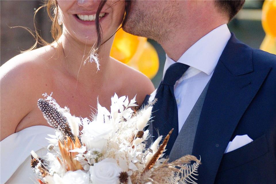 Nach der Hochzeit küsst Joe Laschet vor der Kirche seine Frau Andrea Henning Kaiser/dpa