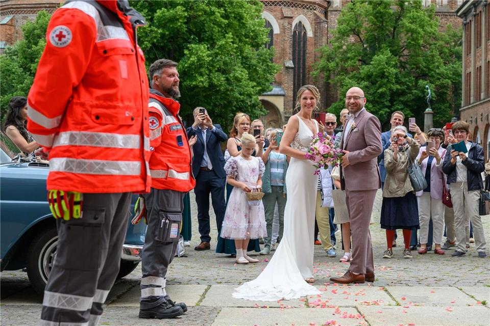 Nach der Hochzeit von Brandenburgs Gesundheitsminister René Wilke (SPD) und seiner Lebensgefährtin Kathrin Lindenberg warten zahlreiche Gäste auf das Paar.Patrick Pleul/dpa