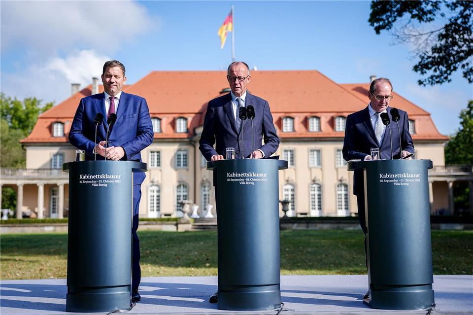 Nach der Kabinettsklausur traten Kanzler Merz, Vizekanzler Klingbeil und Innenminister Dobrindt gemeinsam vor die Presse. Kay Nietfeld/dpa