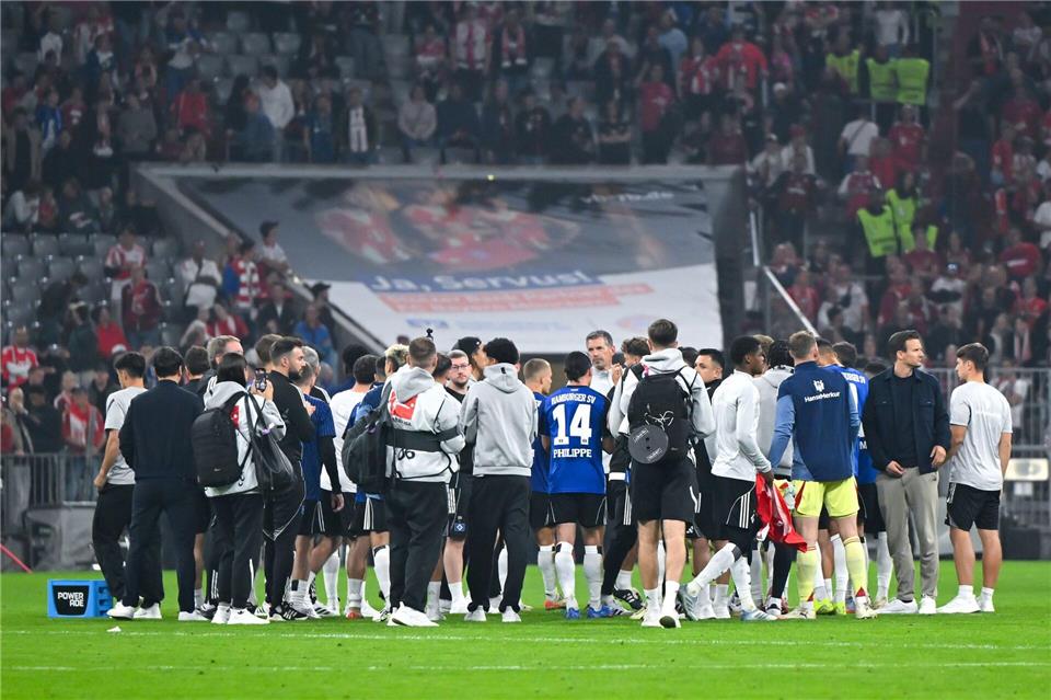 Nach der Klatsche in München stehen die Spieler des HSV im Kreis zusammen.Sven Hoppe/dpa