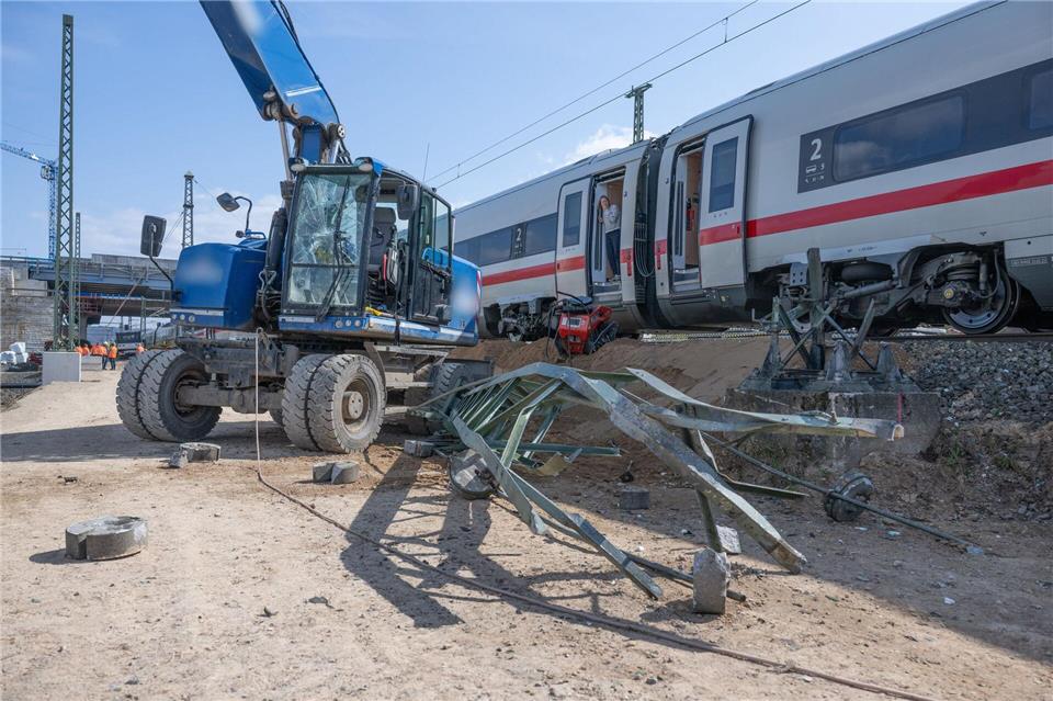 Nach der Kollision eines ICE mit dem Greifarm eines Baggers muss die Schadenhöhe noch ermittelt werden. Boris Roessler/dpa