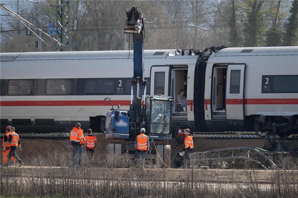 Nach der Kollision eines ICE mit einem Baggerarm machten sich Experten ein Bild von der Unfallstelle nahe Gelnhausen.Boris Roessler/dpa
