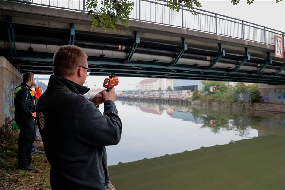 Schiff rammt Brücke in Osnabrück – Kapitän leicht verletzt Nach der Kollision eines Schiffes mit einer Brücke im Osnabrücker Hafen kontrollieren Experten der Stadtwerke das Bauwerk auf Schäden.David Ebener/dpa