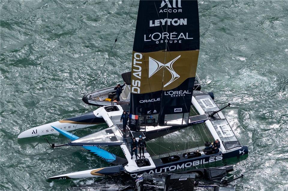 Nach der Kollision zwischen den Booten aus Frankreich (oben) und Neuseeland.Simon Bruty For SailGP/AAP/dpa