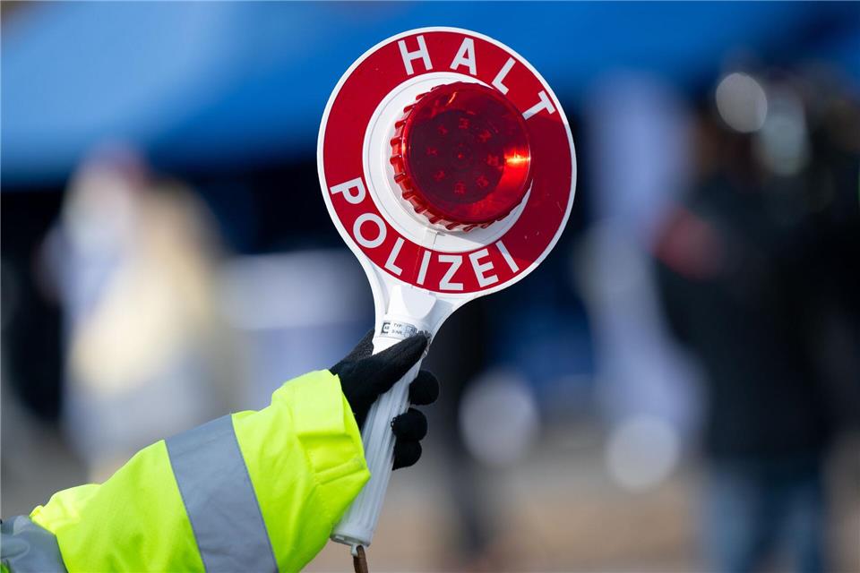 Nach der Kontrolle wird gegen die beiden ermittelt. (Symbolbild)Sven Hoppe/dpa