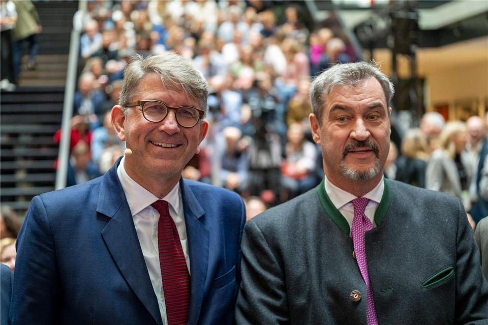 Nach der Kritik rund um den von Wolfram Weimer (links, parteilos) einst ins Leben gerufenen Ludwig-Erhard-Gipfel will Bayerns Ministerpräsident Markus Söder (CSU) seine Schirmherrschaft für die Veranstaltung zunächst ruhen lassen. (Archivbild)Peter Kneffel/dpa