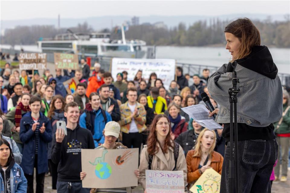Nach der Kundgebung am Rheinufer zogen die Demonstrantinnen und Demonstranten durch die Mainzer Innenstadt.Helmut Fricke/dpa