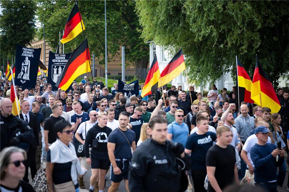 Nach der Kundgebung auf dem Alten Garten zog die Generation Deutschland durch Schwerin.Philip Dulian/dpa