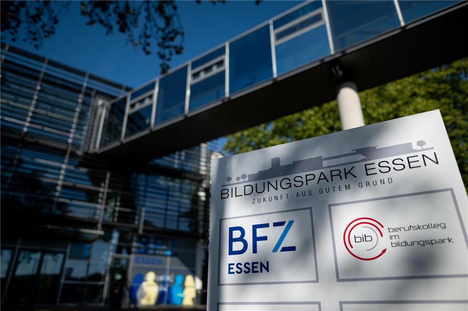 Nach der Messerattacke an einem Essener Berufskolleg geht die Schule wieder los. (Archivbild)Fabian Strauch/dpa