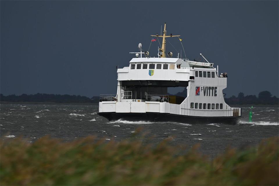 Nach der Modernisierung von Fähranlegern soll eine neue Hybridfähre zwischen Rügen und Hiddensee verkehren. (Archivbild)Stefan Sauer/dpa