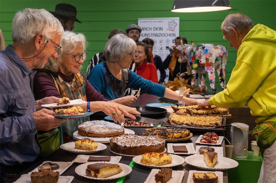 Nach der Musik wurde der Kuchen gemeinsam gegessen - von Künstlern und Gästen.Jürgen Lösel/dpa