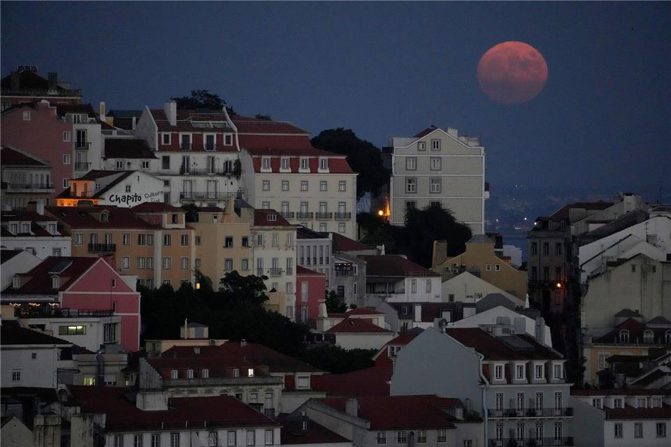 Nach der Mutter wird nicht nur in Portugal fieberhaft gesucht. (Symbolbild)Armando Franca/AP/dpa