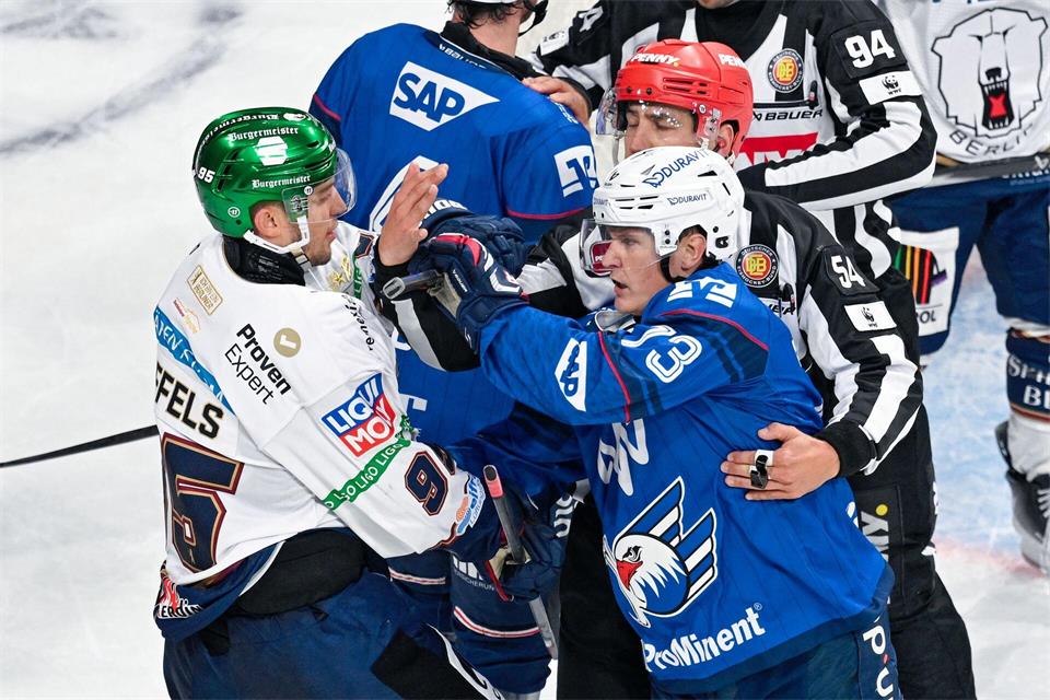 Nach der Niederlage der Eisbären Berlin in Mannheim sieht Angreifer Frederik Tiffels (l) Steigerungspotenzial. Uwe Anspach/dpa