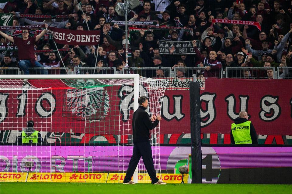 Wagners Pleitenwoche: Warme Kovac-Worte und Protest-Banner Nach der Niederlage gegen Dortmund bedankt sich Sandro Wagner in der Kurve für die Unterstützung der Fans.Tom Weller/dpa