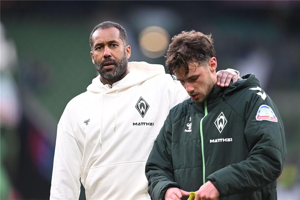 Nach der Niederlage gegen Mainz war Bremens Trainer Daniel Thioune als Tröster gefragt.Carmen Jaspersen/dpa