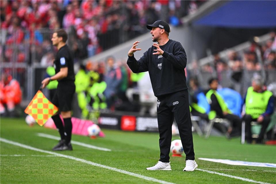 Nach der Niederlage in München bereitet Coach Sebastian Hoeneß die Stuttgarter auf das Halbfinale im DFB-Pokal vor.Tom Weller/dpa