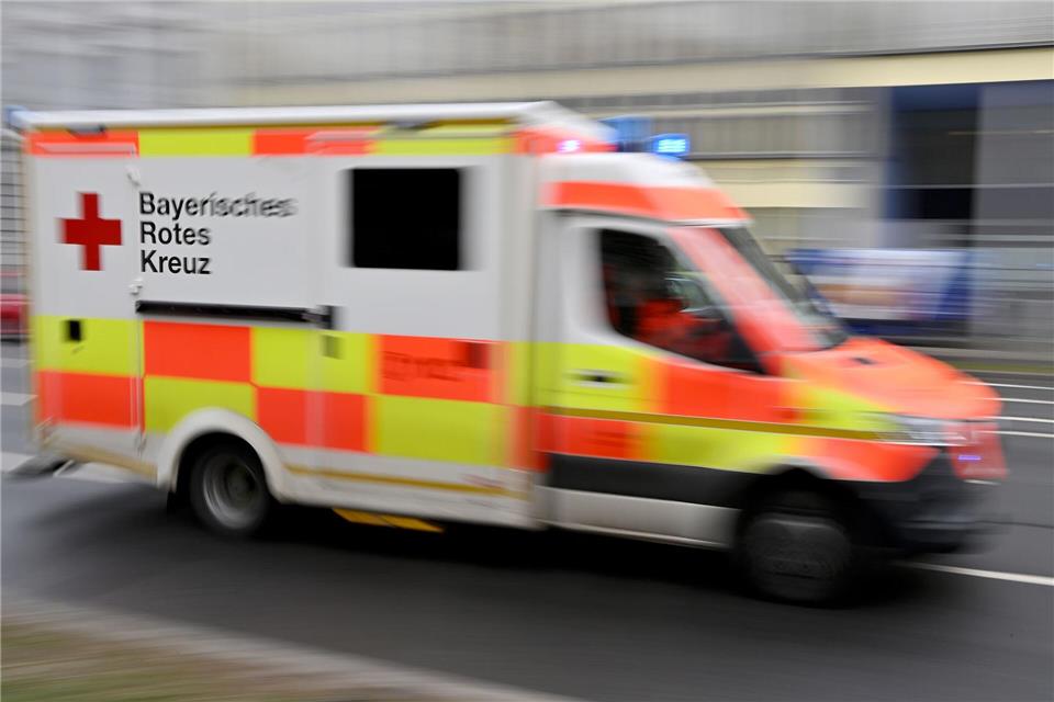 Nach der Notbremsung eines Kleinbusses nahe Münchberg musste eine 65-Jährige schwer verletzt ins Krankenhaus gebracht werden. (Symbolbild)Peter Kneffel/dpa