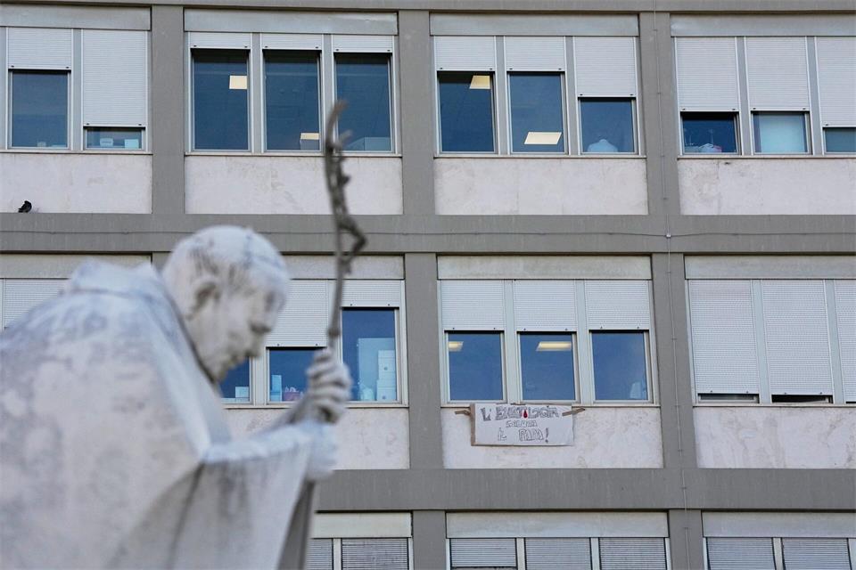 Nach der Operation an der Lunge des Papstes stehen wichtige Befunde noch aus. Alessandra Tarantino/AP/dpa