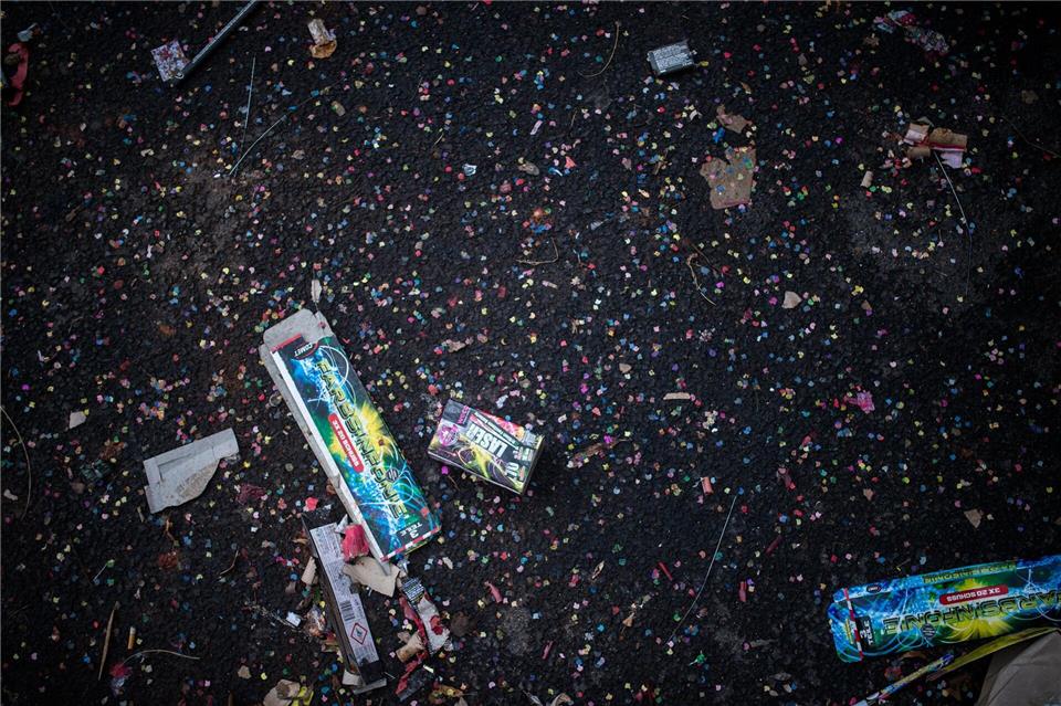 Nach der Party ist vor dem Aufräumen - doch wohin mit den Überresten von Feuerwerkskörpern, Konfetti und Co.?Sophia Kembowski/dpa/dpa-tmn