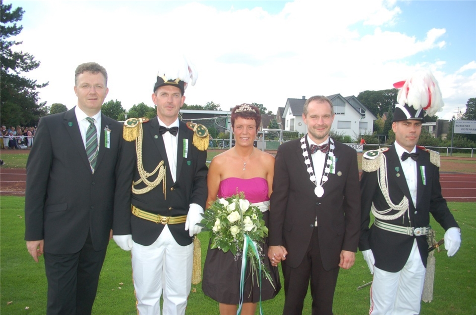 Nach der Proklamation (v.l.): Präsident Werner Holdschlag, Oberst Uwe Möllmann, Kaiserin Stefanie Linkohr, Kaiser Armin Freiberger und Major Lars Overkämping.