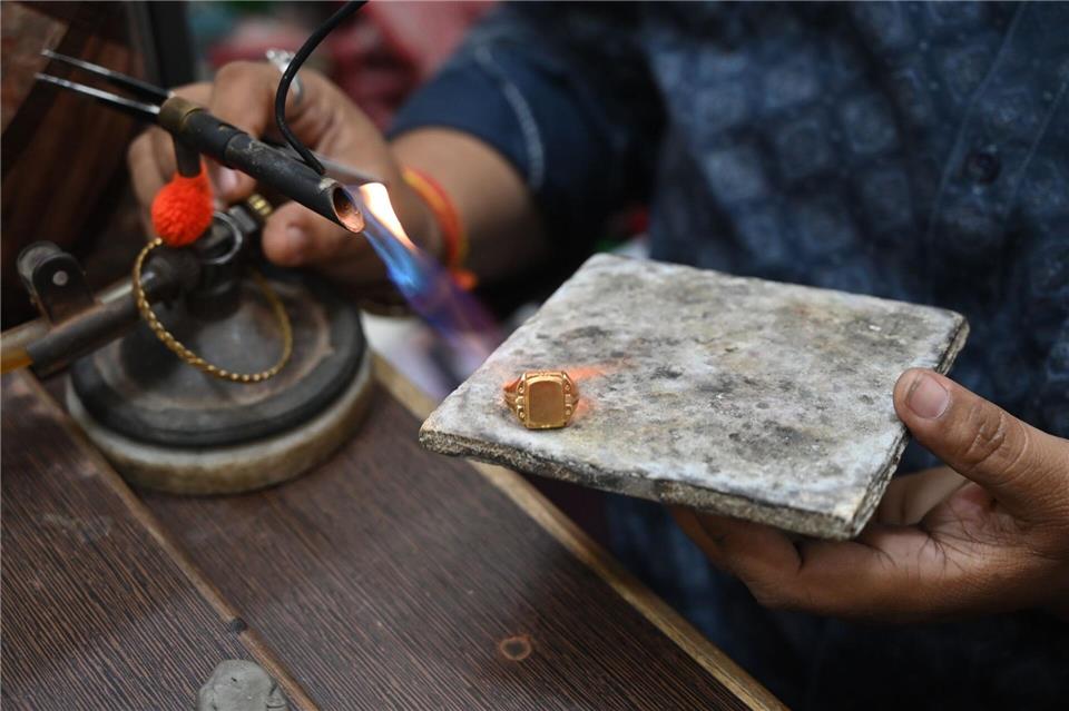 Nach der Rekordrally sackte der Goldpreis zuletzt wieder ab. (Archivbild)Prabhat Kumar Verma/ZUMA Press Wire/dpa