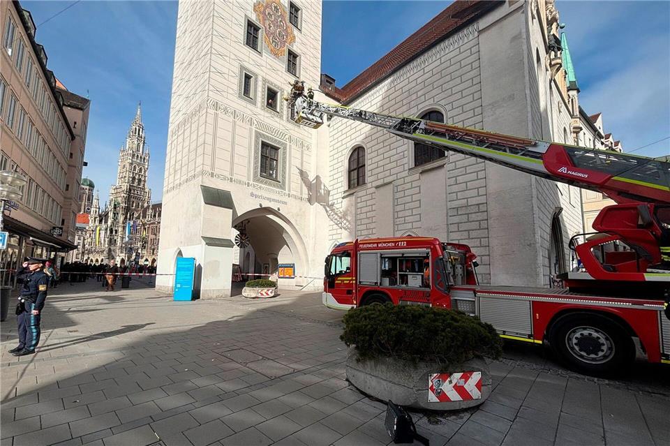 Nach der Rettung mit der Drehleiter kam der Mann in eine Klinik. -/Berufsfeuerwehr München/dpa