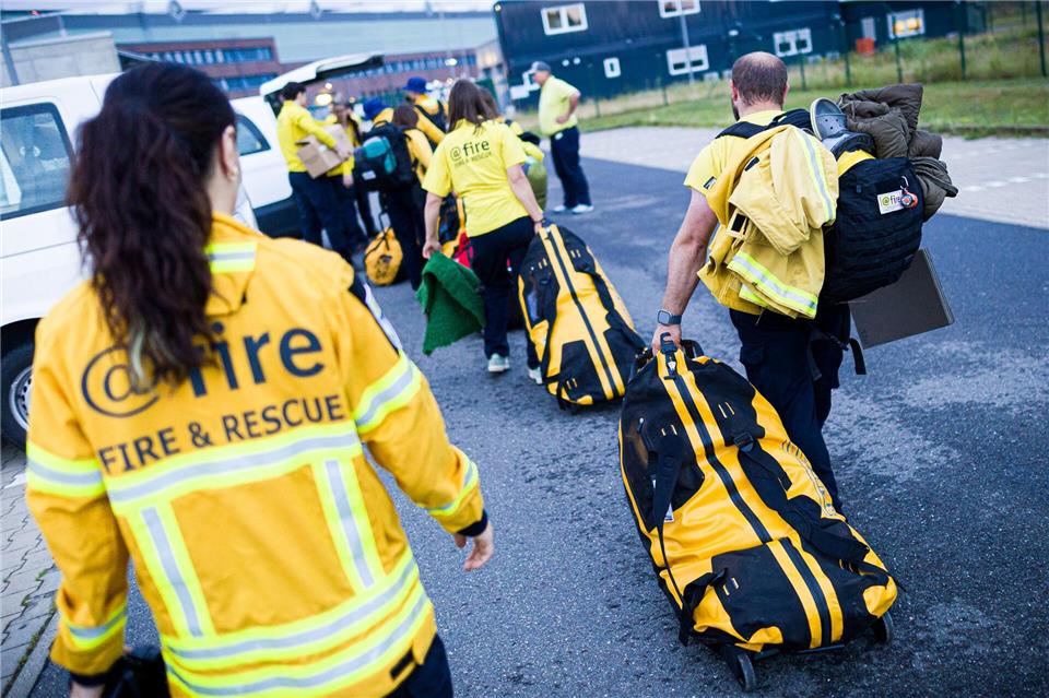 Nach der Rückkehr nach Deutschland verladen die ehrenamtlichen Helfer ihr Gepäck.Moritz Frankenberg/dpa