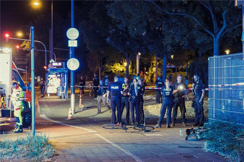Nach der Schussabgabe sind mehrere Polizisten am Tatort beschäftigt. Daniel Evers/dpa