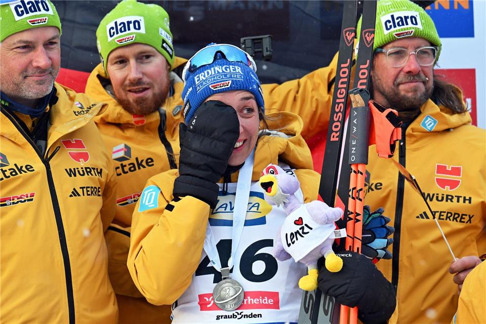 Nach der Siegerehrung wurde es emotional.Martin Schutt/dpa