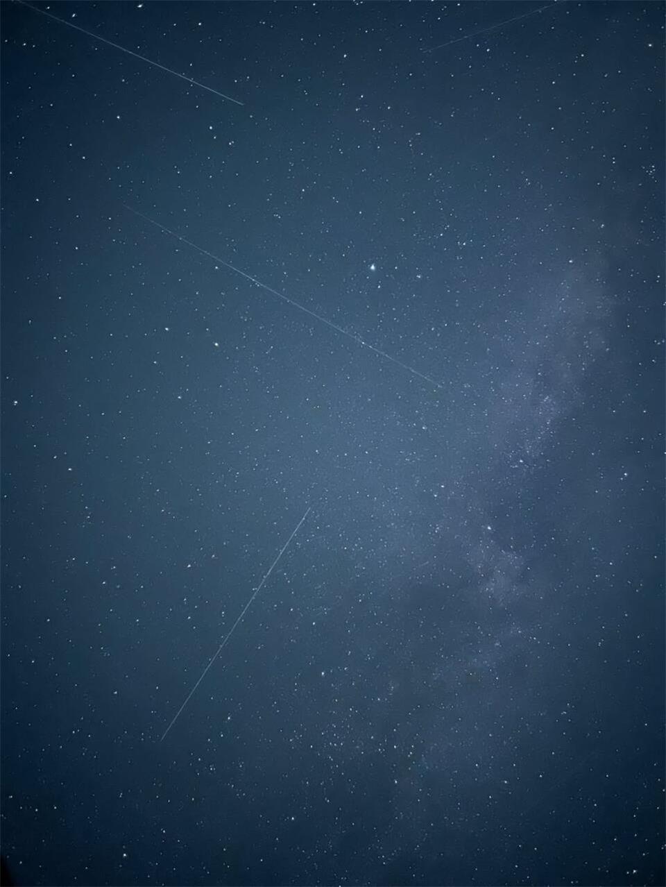 Nach der Sonnenfinsternis gab es in der Dunkelheit einige Sternschnuppen am Himm...