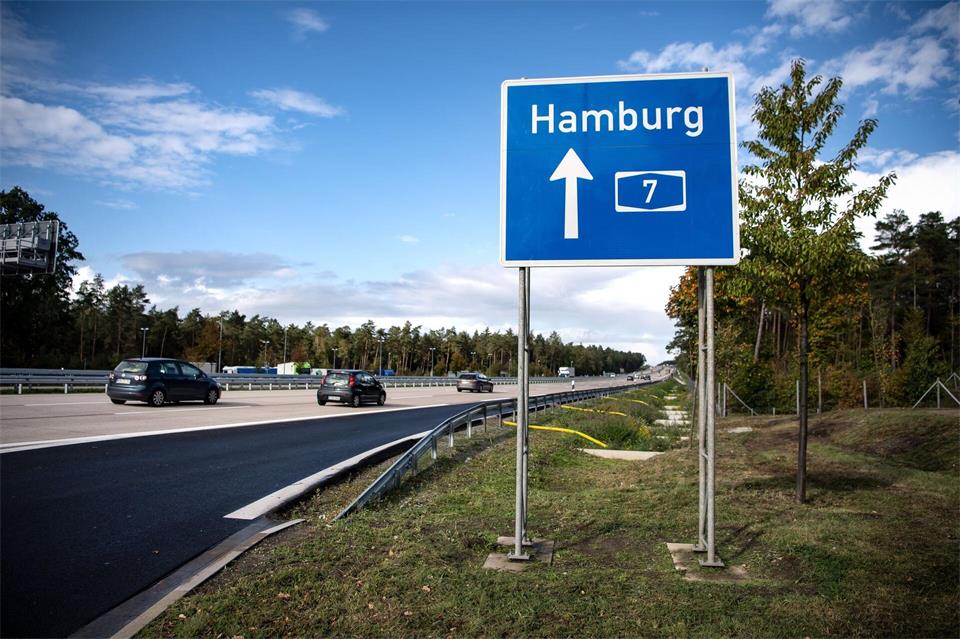 Nach der Sperrung am Wochenende ist der Elbtunnel in Hamburg wieder befahrbar. (Symbolbild)Sina Schuldt/dpa