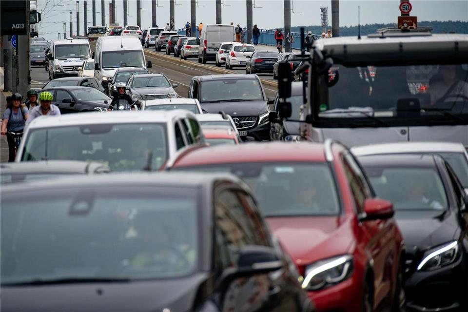 Nach der Sperrung der Bonner Nordbrücke staut sich der Verkehr in Bonn.Henning Kaiser/dpa