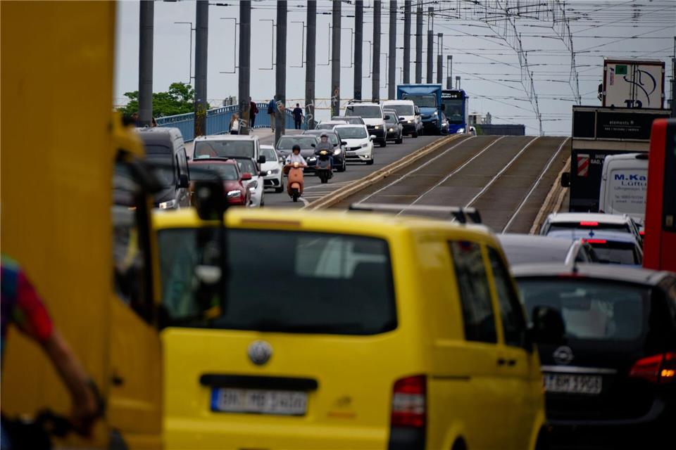 Nach der Sperrung der Bonner Nordbrücke staut sich der Verkehr in Bonn. Henning Kaiser/dpa