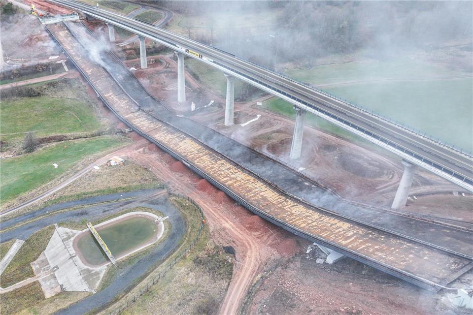 Nach der Sprengung liegen die Brückenteile am Boden.Jason Tschepljakow/dpa