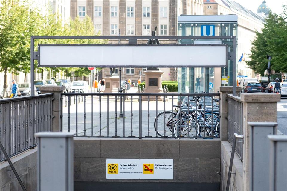 Nach der Straße wird auch die U-Bahn-Station umbenannt: In der Nacht auf Mittwoch werden die neuen Schilder mit dem Namen Anton-Wilhelm-Amo-Straße angebracht. (Archivbild)Christophe Gateau/dpa