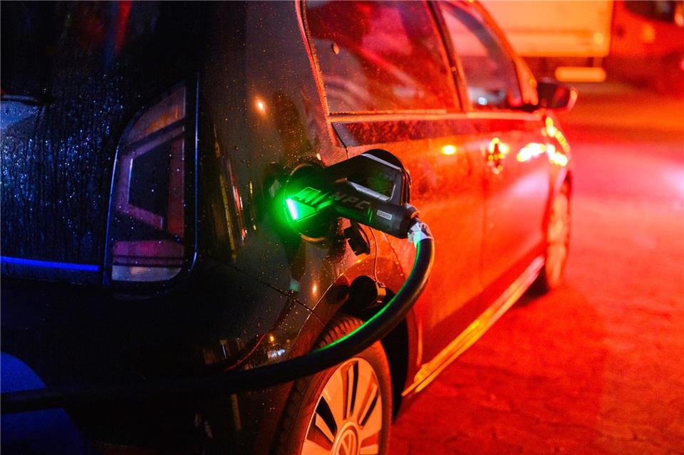Nach der Streichung der Elektroauto-Kaufprämie Ende 2023 brachen die Verkaufszahlen von Elektrofahrzeugen an private Autofahrer ein; diese Phase ist laut HUK Coburg beendet. (Symbolbild)Julian Stratenschulte/dpa