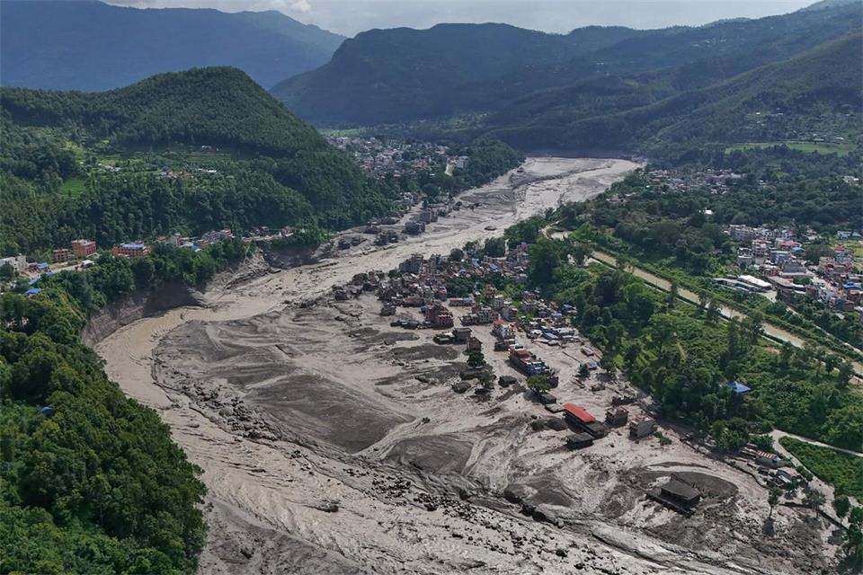 Nach der Sturzflut in Nepal stehen beschädigte Häuser gefährlich nahe an den angeschwollenen Ufern des Trishuli-Flusses. Niranjan Shrestha/AP/dpa