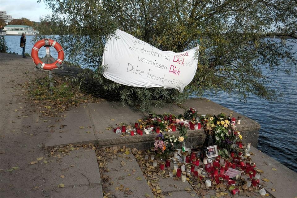 Nach der Tat erinnerten Kerzen und Blumen an den ermordeten 16-Jährigen. (Archivbild)picture alliance / dpa