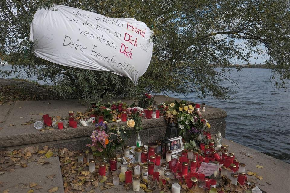 Nach der Tat erinnerten Kerzen und Blumen an den ermordeten 16-Jährigen. (Archivbild)picture alliance / dpa