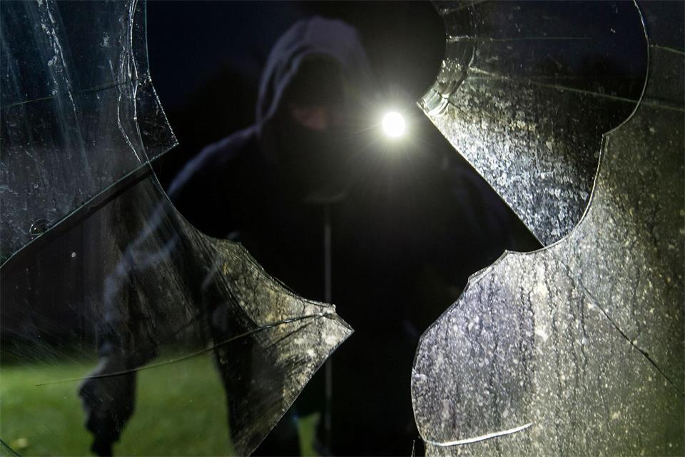 Nach der Tat konnte die Seniorin den Notruf wählen und die Polizei verständigen. (Symbolbild)Daniel Maurer/dpa/dpa-tmn