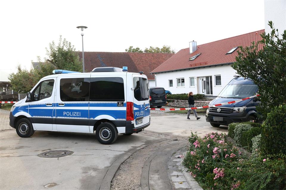 Nach der Tat sperrte die Polizei das Wohnhaus des mutmaßlichen Täters für die Ermittlungen ab. (Archivbild)Daniel Löb/dpa
