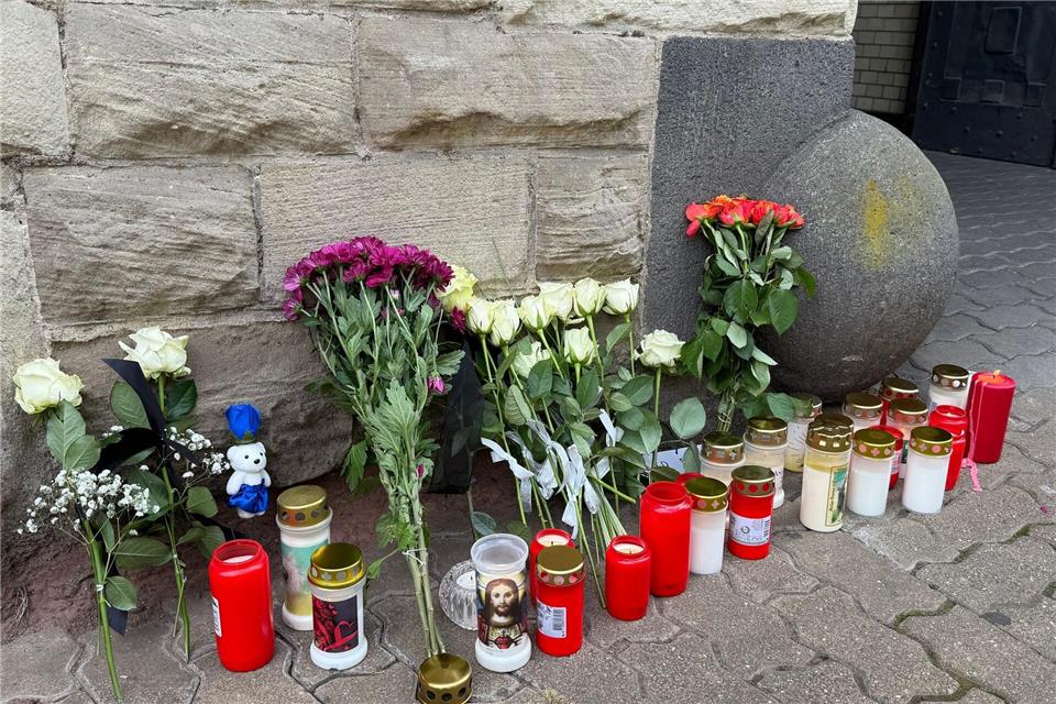 Nach der Tat wurden Blumen und Kerzen vor der Polizeiinspektion Völklingen abgelegt. (Archivbild)Christian Schultz/dpa