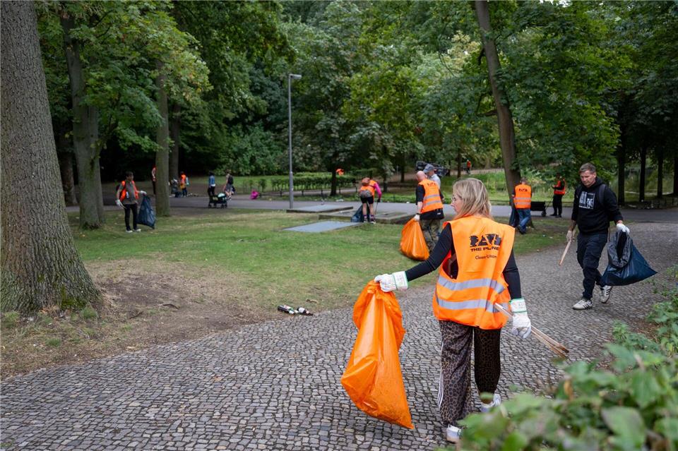 Nach der Techno-Parade „Rave The Planet“ sammeln Freiwillige im Tiergarten Müll ein. Christophe Gateau/dpa