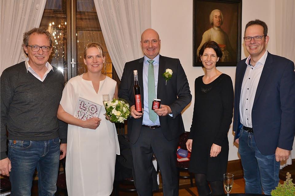 Nach der Trauung (von links): Markus Büsken, das Brautpaar Katrin und Marco Bettge aus Voerde, Standesbeamtin Verena Wuth und Bürgermeister Andreas Grotendorst. Er überreichte dem Ehepaar ein Buch mit Zitaten über die Liebe und den Liebestrunk sowie Raesfelder Liebesmarmelade.