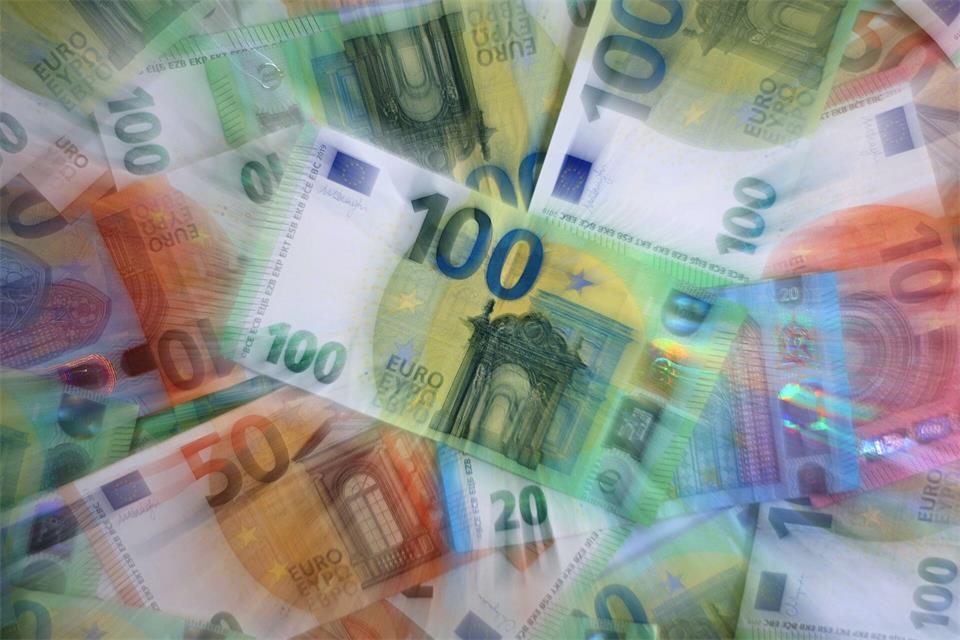 Nach der Überweisung verlor die Frau den Kontakt zu den angeblichen Anlageberatern. (Symbolbild)Karl-Josef Hildenbrand/dpa
