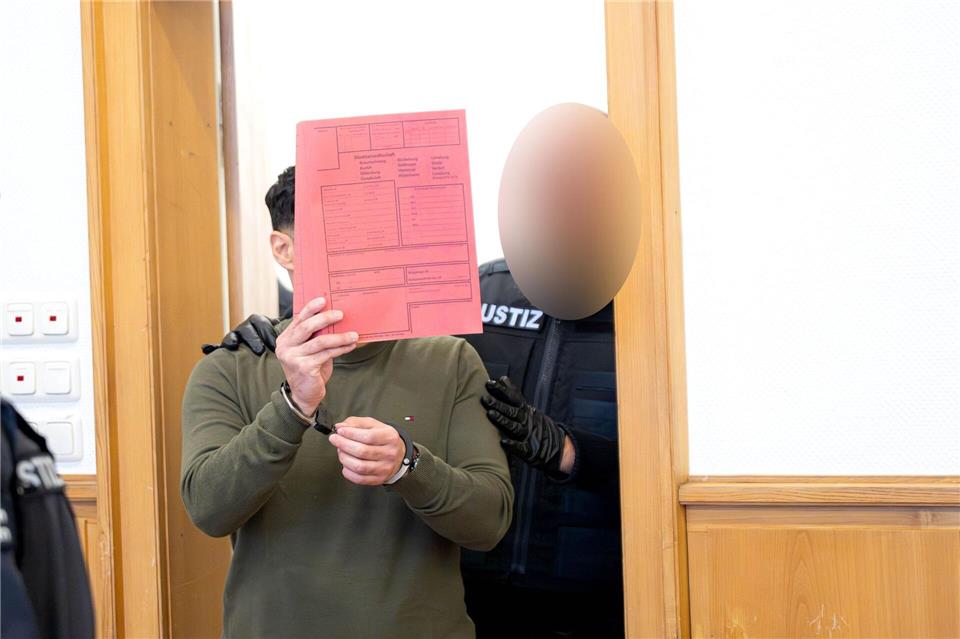 Nach der Urteilsverkündung kam es im Gerichtssaal zu versuchten Übergriffen von Mitgliedern der Opferfamilie auf die Familie des Angeklagten.Sina Schuldt/dpa-Pool/dpa