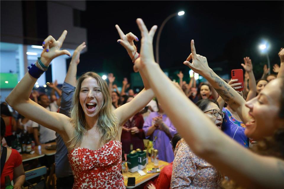 Brasilien: Bolsonaro zu mehr als 27 Jahren Haft verurteilt Nach der Verurteilung Bolsonaros zu einer langen Haftstrafe feiern seine Gegner. Luis Nova/AP/dpa