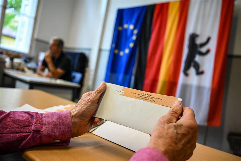 Nach der Wahl in Berlin beginnt nun die Suche nach Mehrheiten. Britta Pedersen/dpa