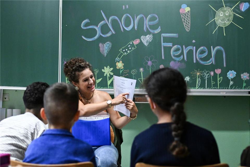 Nach der Zeugnisausgabe beginnen für Berliner und Brandenburger Schülerinnen und Schule die Sommerferien.Jens Kalaene/dpa